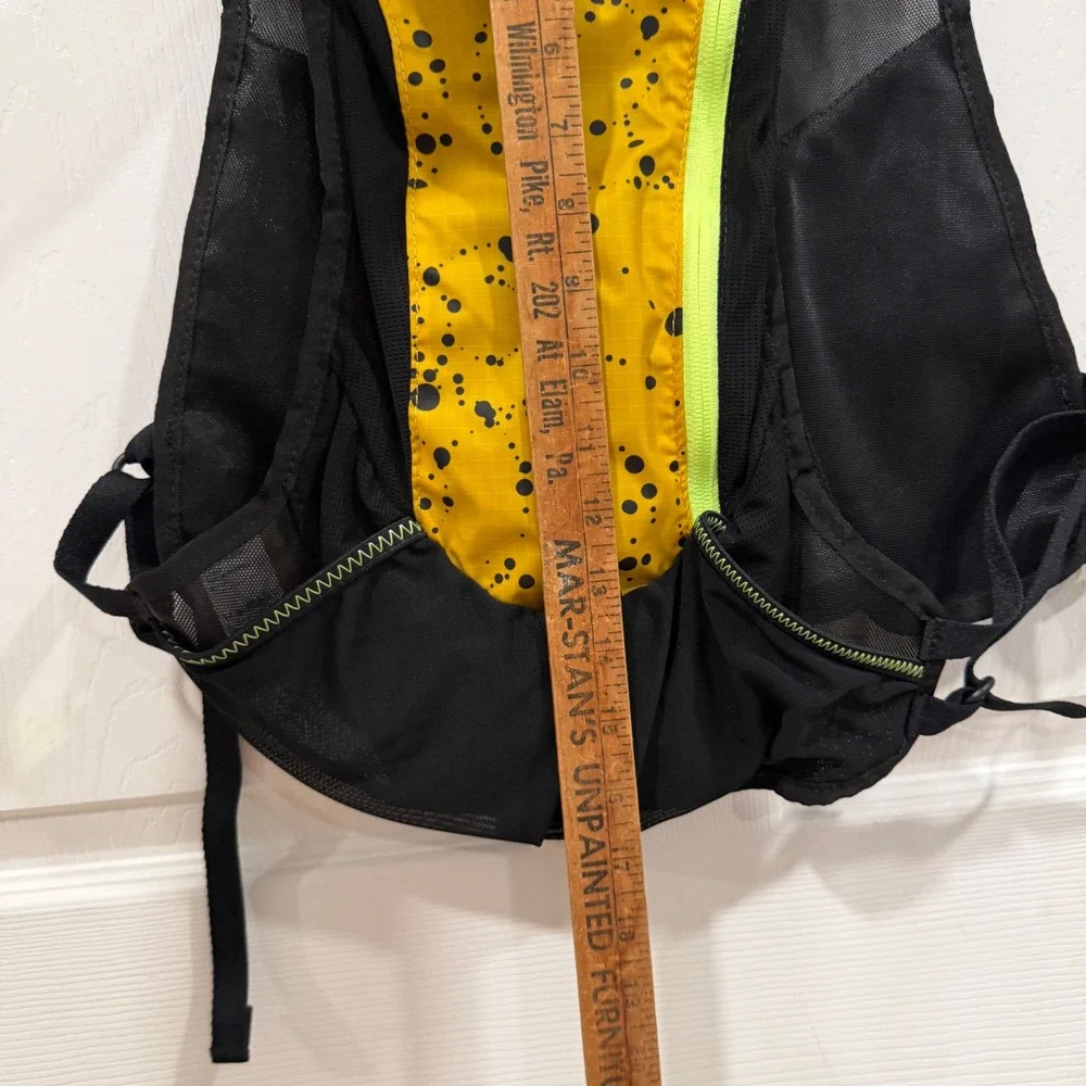 Nike ACG Running Hydration Vest Black Yellow Splatter NRLB0912SM Size S/M